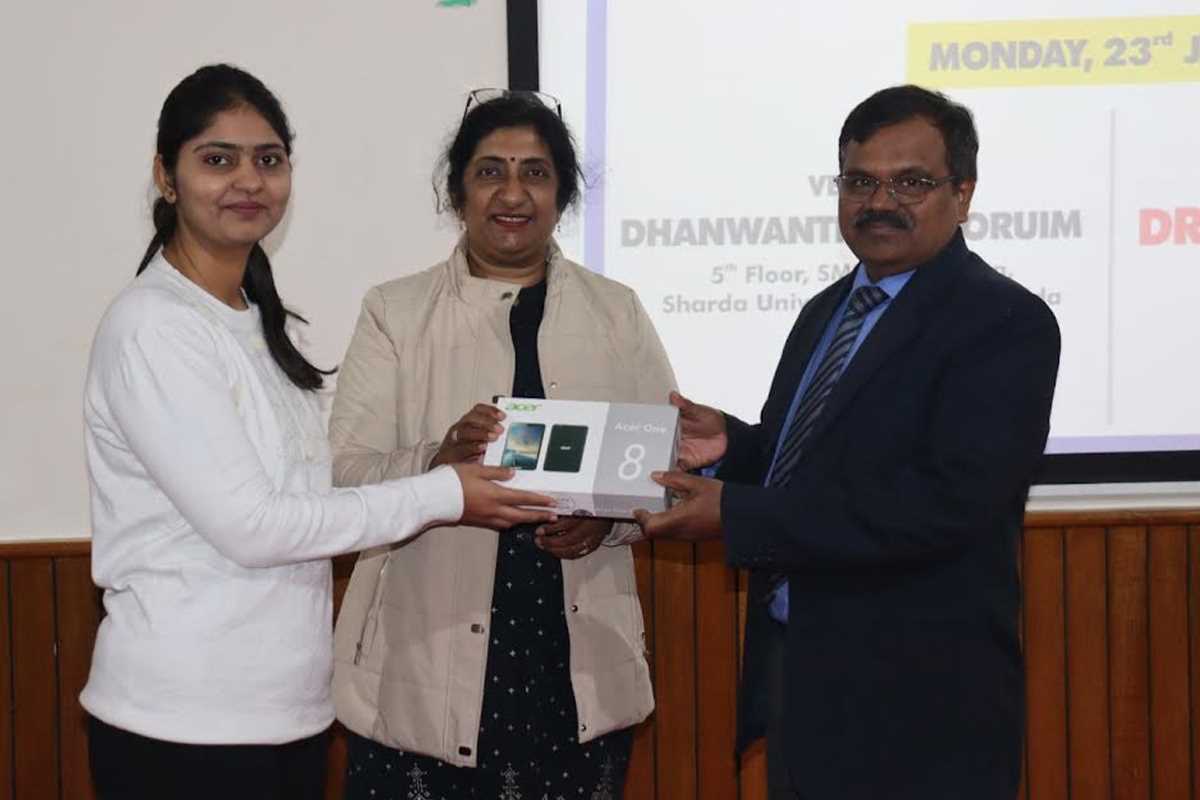 एमबीबीएस व स्नातकोत्तर के विद्यार्थियों को वितरित किया गया टैबलेट